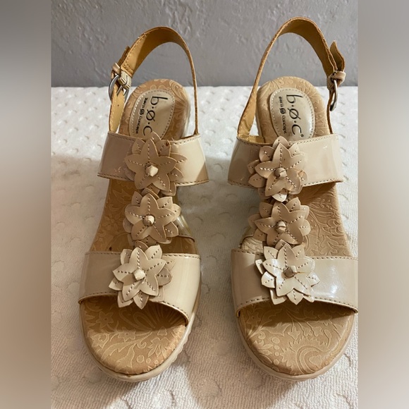 BORN Nude patent leather sandals with 3-D flower embellishments - Picture 1 of 16